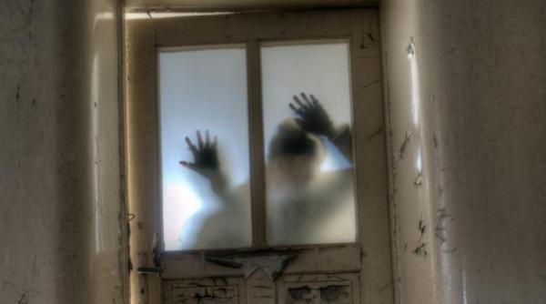 from serialul care a facut furori in romania explicatii pentru finalul sezonului 3 si misteriosul om in galben