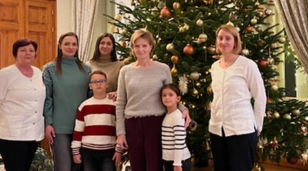 familia regala a romaniei a impodobit bradul de craciun ce culori a ales majestatea sa margareta foto