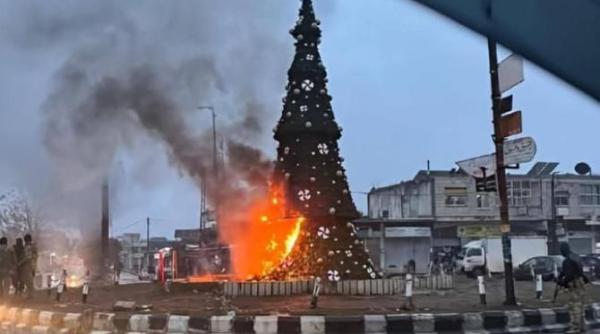 bradul de craciun motiv de nemultumire in damasc sute de crestini au iesit in strada