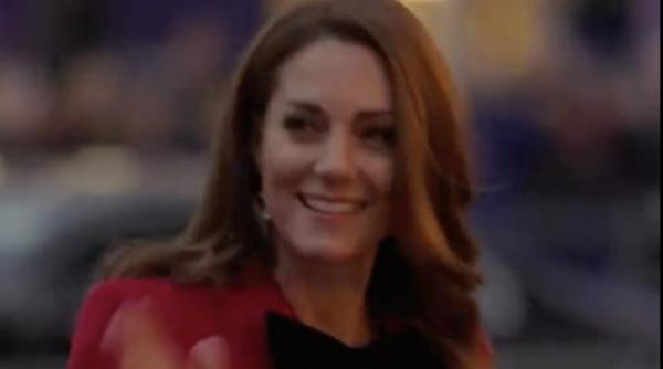 au aparut noi imagini cu kate middleton de la traditionala petrecere de craciun video