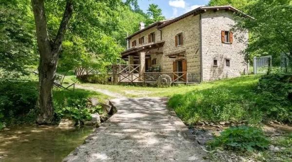 casa la tara cu lac privat in italia la pret de apartament cu doua camere langa bucuresti galerie foto licitatie dupa craciun