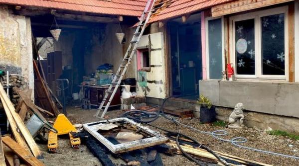 doi catei salvati de pompierii din orastie veniti sa intervina la un incendiu proprietara a suferit un atac de panica