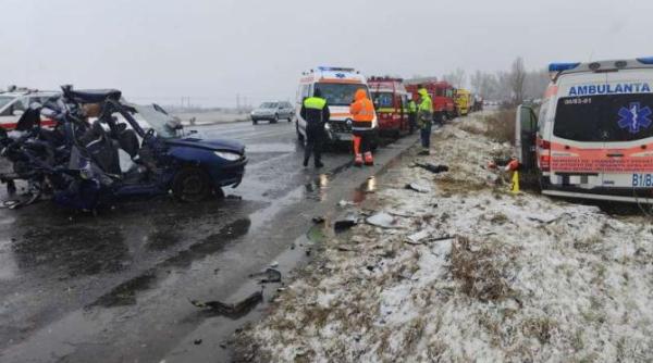 o ambulanta si un autoturism impact devastator pe dn 2 e85 o persoana a decedat o alta este grav ranita