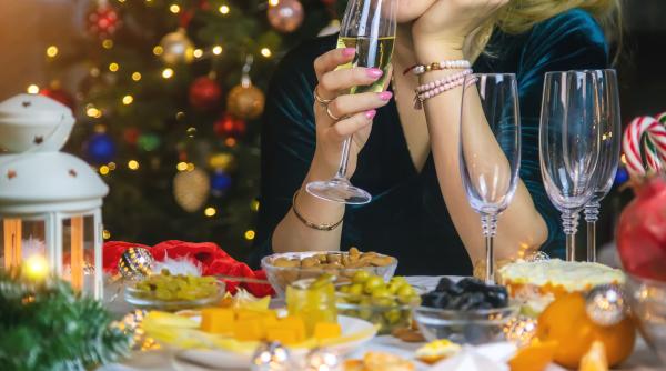 reguli de bune maniere la masa de revelion cum le spui invitatiilor ca e timpul sa plece acasa