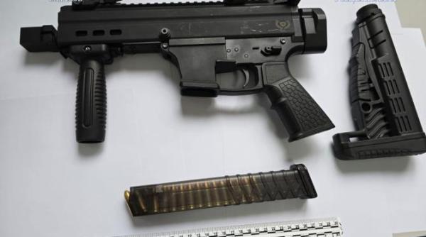 cetatean turc prins in flagrant in timp ce incerca sa aduca in romania arme letale precizarile diicot foto in articol