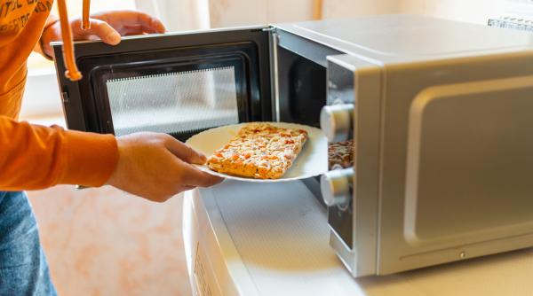 cinci alimente pe care nu ar trebui sa le incalzesti la microunde