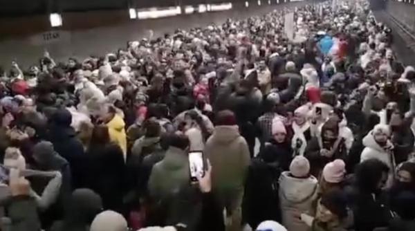 adevarul din spatele imaginilor cu sutele de nepalezi din statia de metrou titan expert in resurse umane romanii nu sunt mai lenesi