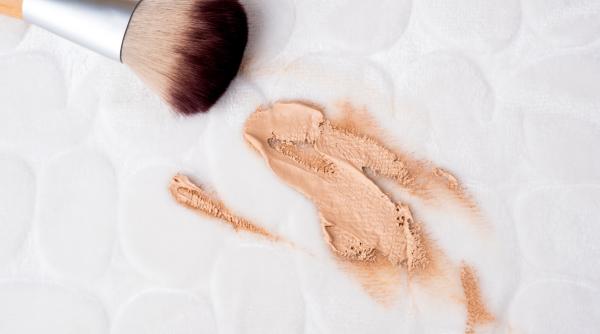 cum sa indepartezi petele de fond de ten de pe haine