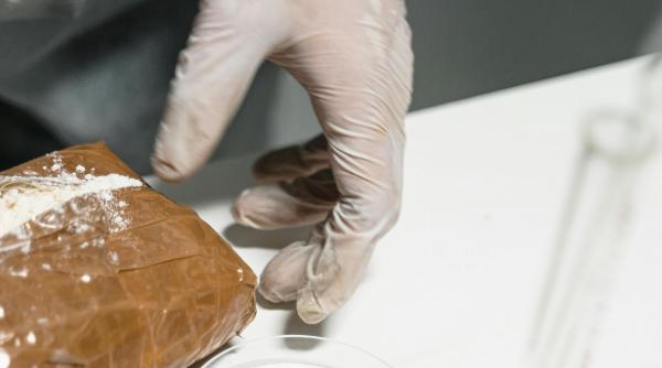 captura record de droguri in franta peste doua tone de cocaina descoperite in portul le havre