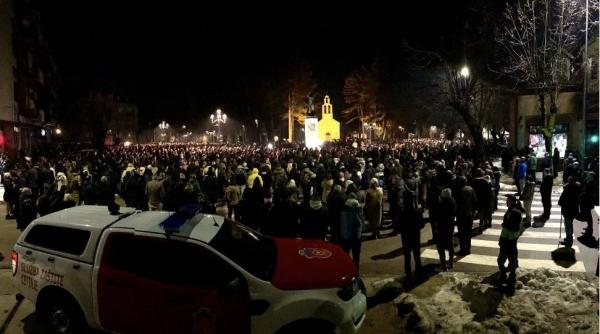 mii de oameni aduc un omagiu victimelor atacului armat din cetinje muntenegru