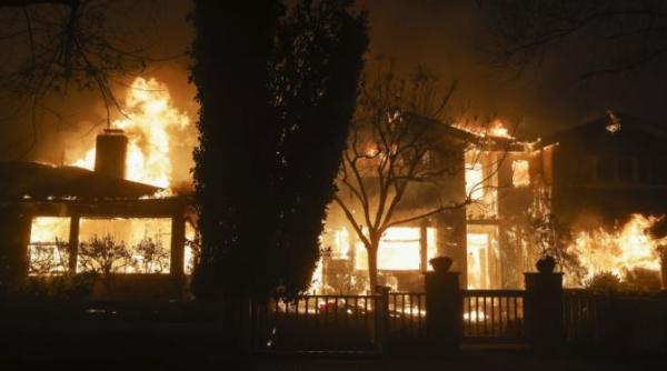 dezastru natural istoric in los angeles incendiile de vegetatie au scapat de sub control totul arde foto video