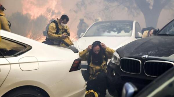 infern in los angeles 10 oameni au murit in incendiile care mistuie california video