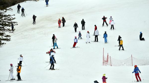 ireal la poiana brasov o femeie a mers pe partie in fusta mini si cizme cu toc foto in articol
