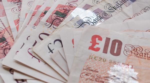 ce se intampla cu lira sterlina decizia luata de marea britanie