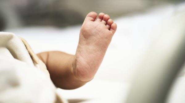 o femeie a nascut pe strada langa un spital din bucuresti un bebelus mort