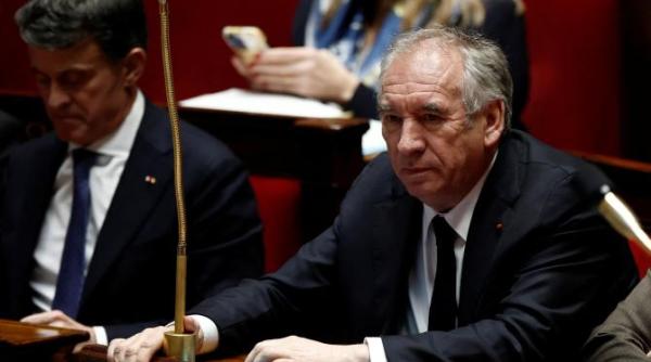 criza politica evitata in franta premierul bayrou a facut concesii dramatice pentru a supravietui motiunii de cenzura