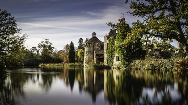 satul desfiintat de comunisti cu doua biserici ramase in picioare a iesit de sub ape ce istorie ascunde acest loc uitat