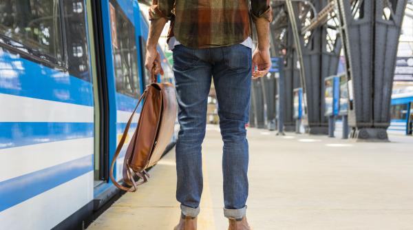 un barbat a calatorit agatat de un tren care circula cu 282 km h ce s a intamplat cu el