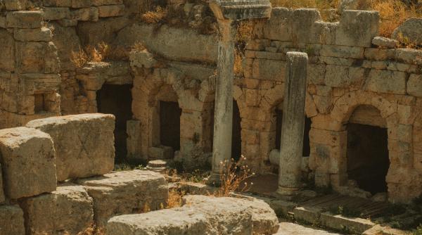 un chip umanoid misterios a fost descoperit pe peretele unui rezervor de apa de acum aproape 2 500 de ani foto