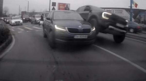 monster truck de timisoara un sofer s a urcat cu rotile pe o alta masina pentru ca nu i a dat prioritate