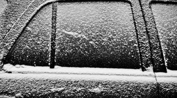 trucul simplu din anii 80 care te ajuta sa dezgheti geamul masinii mai repede