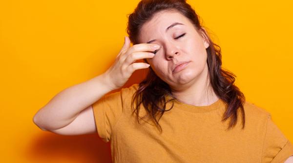 ce se intampla daca te freci la ochi frecvent afla de ce trebuie sa eviti acest obicei