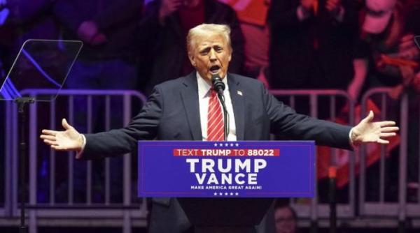 imaginea care demonstreaza ca trump nu a tinut mana pe biblie in timpul juramantului foto in articol