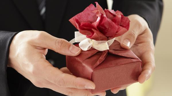 nu numai femeile primesc cadouri de valentine s day surprinde l cu un cadou plin de personalitate