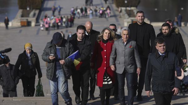 cine este umbra lui calin georgescu omul care apare in toate fotografiile fara a fi observat victor ciutacu ieri era cu seful securitatii galerie foto