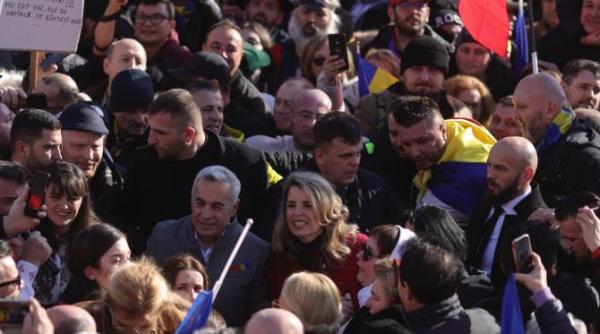 explicatia pe care politicienii nu vor sa o auda despre calin georgescu poporul roman nu e pur si simplu fanul lui el ar fi putut fi un popescu