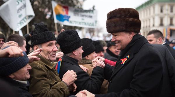 imagini istorice cu iohannis printre oameni la hora unirii foto