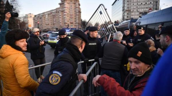 jandarmii incep sa dea amenzi protestatarilor din piata victoriei de pe 24 ianuarie