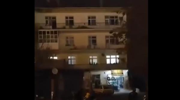 un bloc cu 3 etaje s a facut una cu pamantul doi oameni salvati altii sunt cautati sub daramaturi video