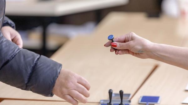 diaspora are la dispozitie trei zile pentru a vota la prezidentiale orarul sectiilor a fost modificat