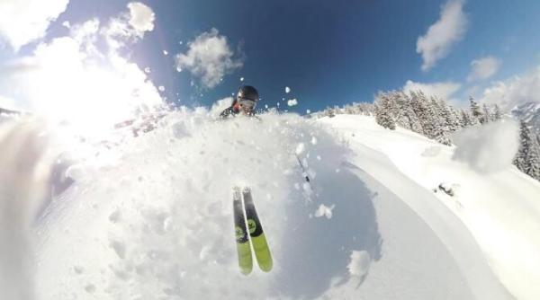 au scapat ca prin minune doi schiori au declansat o avalansa uriasa dupa ce au schiat in afara partiei video