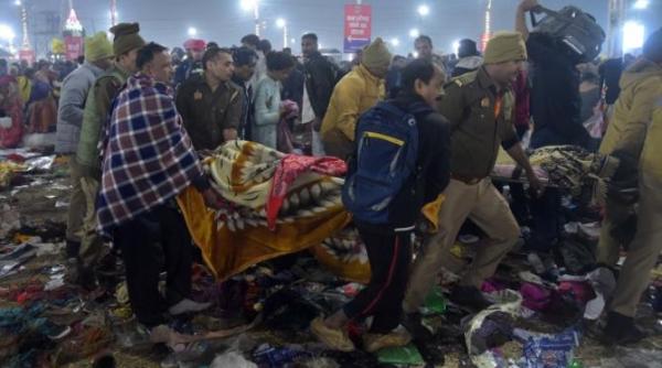 busculada mortala la maha kumbh mela cea mai mare adunare religioasa din lume cadavre haine si bagaje imprastiate pe jos foto