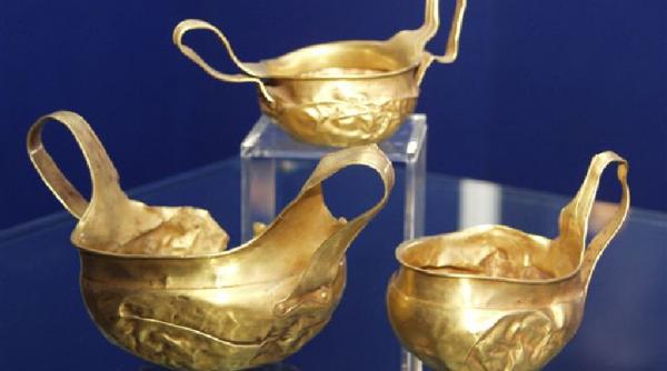 artefacte de aur vechi de 3000 de ani au stat bibelou pe holurile unei scoli de sat din romania s a crezut ca sunt noi si din alama