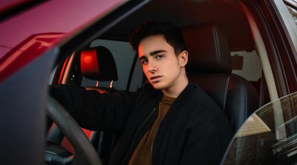 un sofer care a lovit o femeie pe dn73 s a plans tot el ca i a fost busita masina si a fugit de la locul accidentului