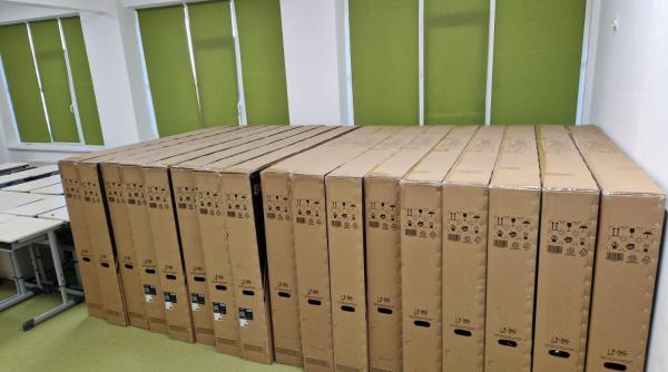 in dambovita se continua dotarea unitatilor scolare din judet cu echipamente digitale