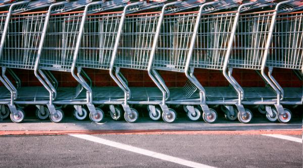 o femeie cere despagubiri de 5000 de lire unui supermarket dupa ce i a fost lovita masina de un lant de carucioare