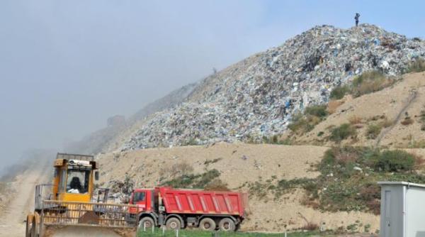 amenda colosala pentru un barbat din valcea care a descarcat o autoutilitara cu deseuri in albia unui parau