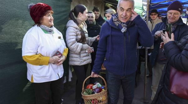 cat costa jacheta albastra pe care a purtat o calin georgescu la piata