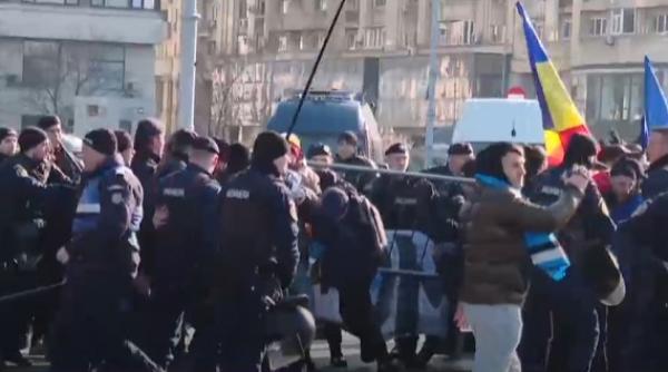 protest in piata victoriei sustinatorii lui calin georgescu au rupt gardurile si au aprins petarde la anuntul demisiei lui iohannis