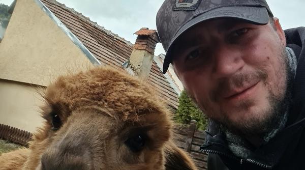 marian godina il pune la colt pe calin georgescu haina e fabricata in germania dar se poate lipi un tricolor romanesc cu scai