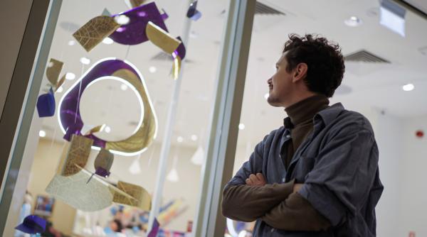 designerul adrian balcau inoveaza experienta vizuala din magazinele iqos instalatii spectaculoase in vitrinele din cinci orase mari