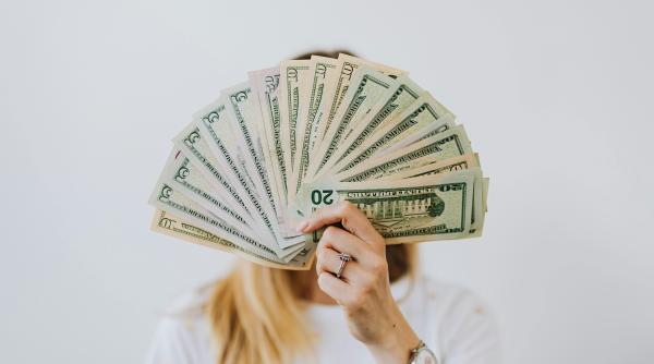 o femeie i a trimis un sac de bani unui elon musk pentru a si cumpara o racheta