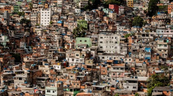 lege propusa in columbia pentru interzicerea vanzarii de suveniruri cu pablo escobar nici in germania nu se vand tricouri cu hitler