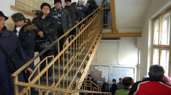 pensionarii infrunta frigul pentru a si verifica pensiile cozi la ghisee din cauza recalcularilor intarziate