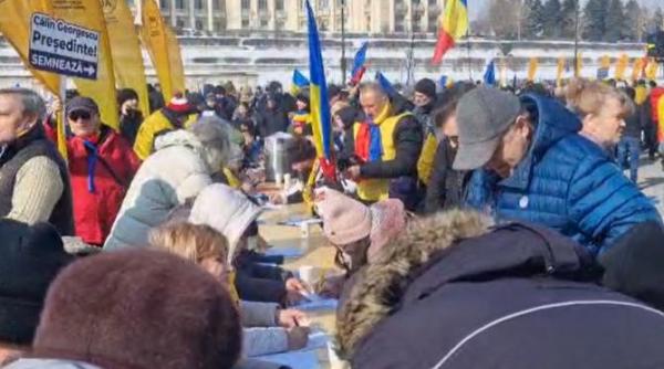 se strang semnaturi pentru mesia chirieac ironizeaza lipsa de creativitate la protestul lui georgescu din 2009 de la basescu repetam acelasi slogan