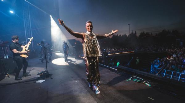 robbie williams si intalnirile sale cu extraterestri doua ozn uri au zburat atat de aproape incat as fi putut sa le lovesc cu o minge de tenis